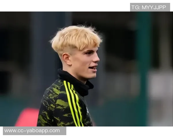 加纳乔单刀失机引发怒火捶草皮表情失落惹人关注 加纳乔单刀失机引发怒火捶草皮表情失落惹人关注