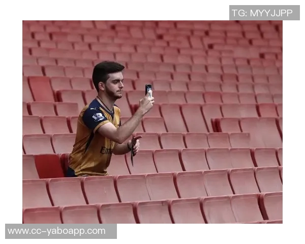 克里斯托弗诺兰现身酋长球场身披阿森纳围巾引发球迷热议