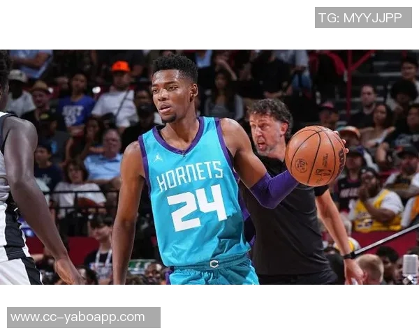 德里克奎因表现抢眼13号秀高效砍下15分6板2帽并导致文班六犯